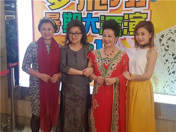 薜家燕出席艺术中心暑期大汇演
徐小鳯
现身支持