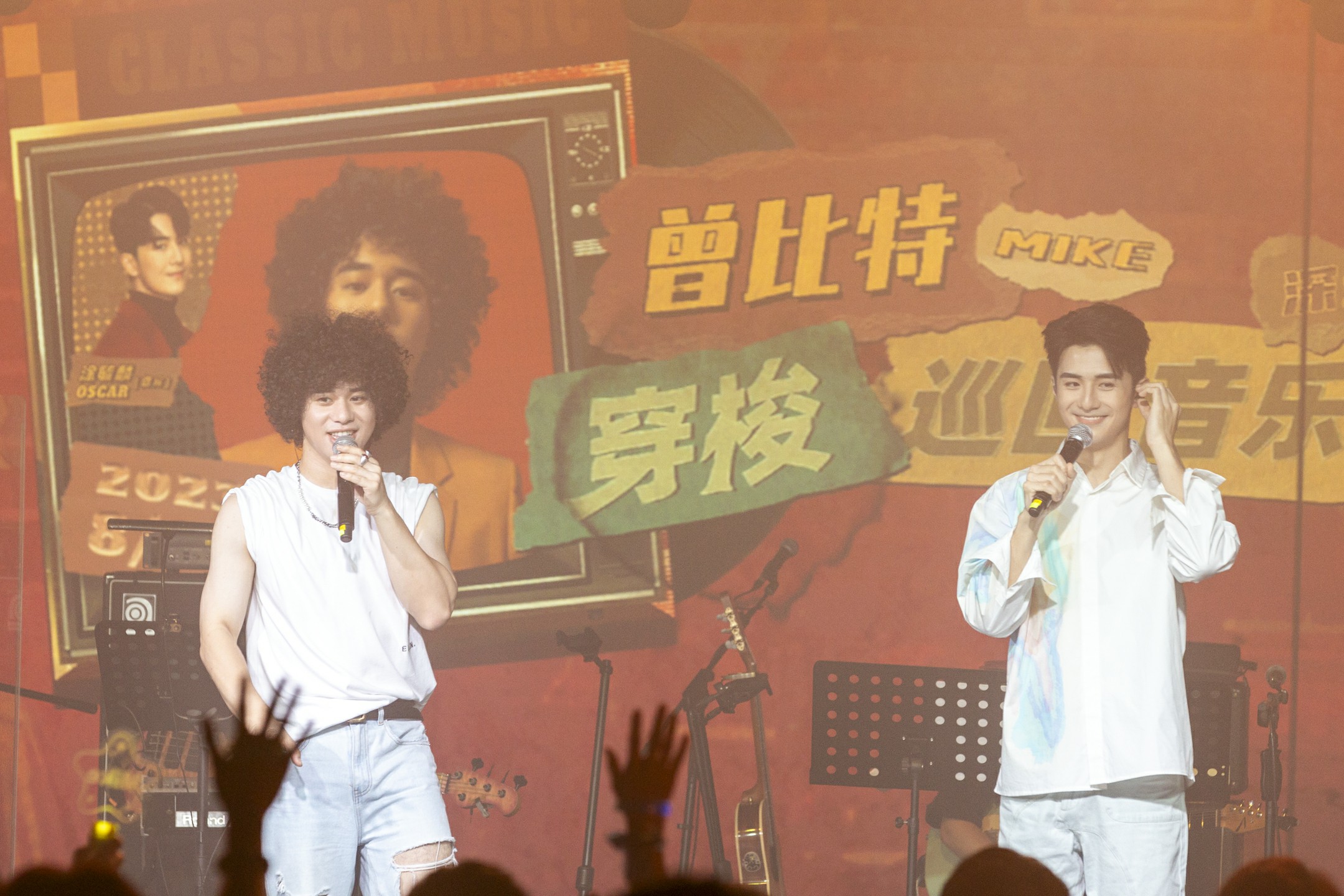 曾比特演唱会深圳站开唱 致敬金曲忆往事感慨万千