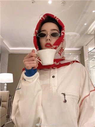 迪丽热巴裹红色围巾戴墨镜  贴心提醒“天冷多喝热水”