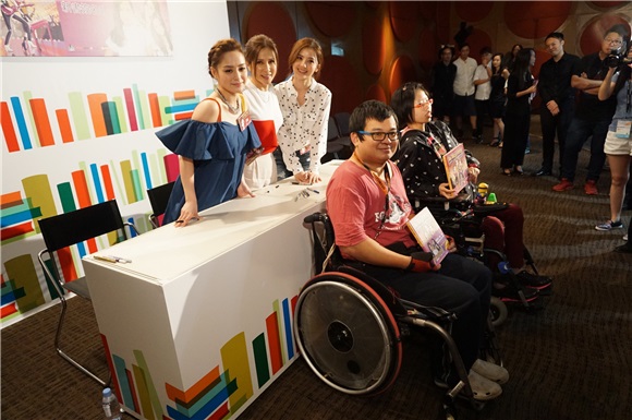 Twins蔡卓妍与锺欣潼出席儿童新书签名会