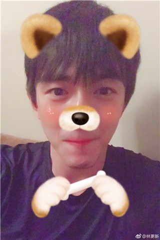 林更新晒半遮脸自拍 超萌玩偶挡脸可爱无敌
