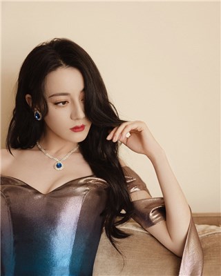 简直就是人鱼公主！迪丽热巴蓝色流光人鱼裙曼妙灵动