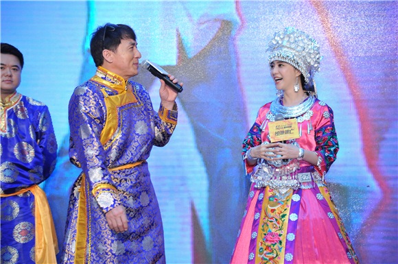成龙《绝地逃亡》发布会「最炫民族风」跳舞卖萌 范冰冰变身「最美苗族小妹」