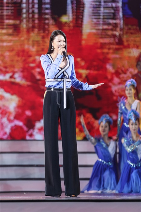 谭维维职业装亮相 献唱羊城振奋人心