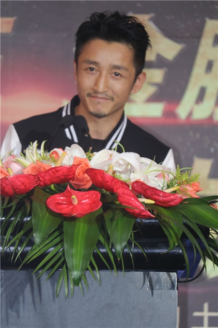 28日拳王卫冕赛万众瞩目 邹市明木村翔赛前对峙合影
