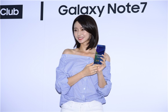 朴明秀与Hello Venus娜拉出席三星发布活动