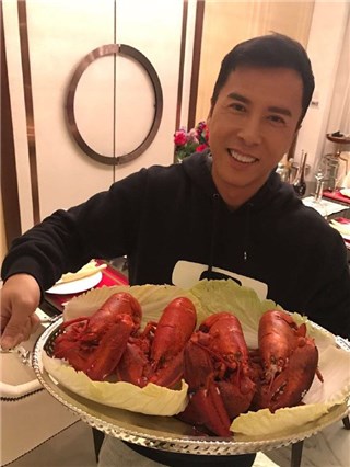 甄子丹备妥鲜花牛排龙虾放闪汪诗诗