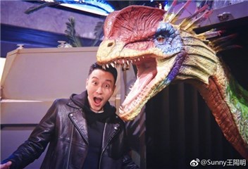 王阳明童心未泯 看恐龙展像小男孩一样开心