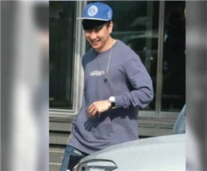林俊杰佛系老板 爱车被助理撞了还笑嘻嘻