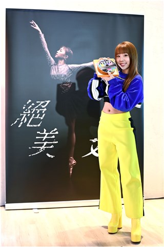 「最狂新人」艾薇不发歌唱战帖 改发寻人启事！？