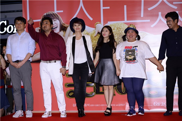 13日晚,电影Goodbye Single VIP试映会在首尔三成洞COEX举行,
