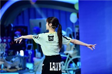 叶璇小舞步化身“抢镜王