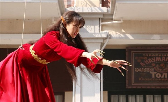 李一桐敬业拍戏遇险 于正赞其敬业比肩杨幂赵丽颖