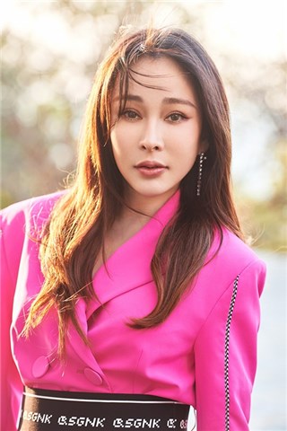 温岚清新自然写真曝光   炫彩西装凸显优雅气质