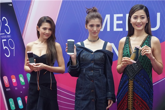 〈Yes 香港现场〉周秀娜难得秀身材 台上大玩自拍