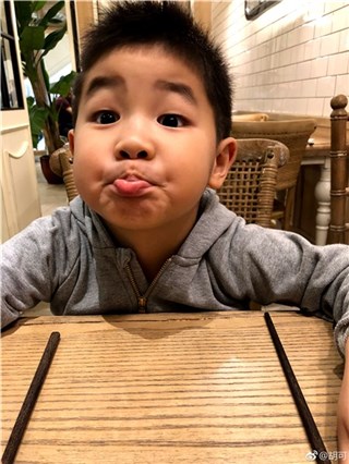 胡可拒绝帮小鱼儿收杯子 小鱼儿举例讲道理萌翻网友