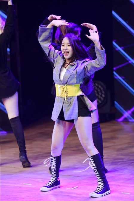 Kriesha Tiu办出道showcase 展华丽舞台表现力