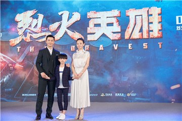 谭卓主演《烈火英雄》昨日首映 搭档黄晓明演绎最美逆行