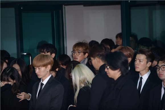 韩国SM娱乐旗下男团SHINee主唱金钟铉葬礼举行