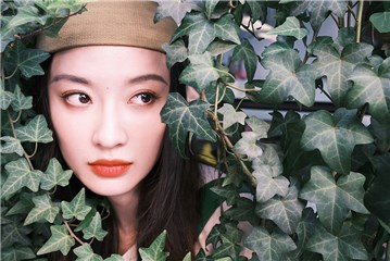 孙佳雨清新发带写真曝光  玩转时髦少女穿搭法则