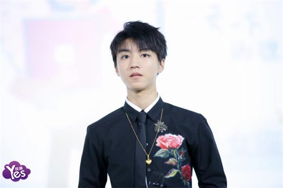 〈Yes 北京现场〉王俊凯全黑亮相变身玫瑰王子 暖笑卖萌尽显少年可爱本性