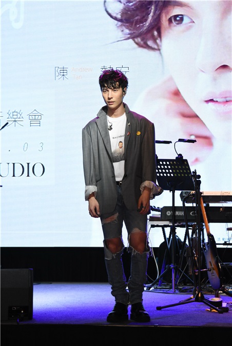 陈势安为生日音乐会做彩排 好友朱俐静现身支持