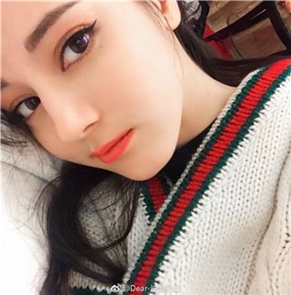 迪丽热巴“吃货”属性上线 甜美出镜直呼冬天就是要吃糖葫芦