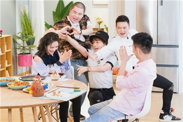 好友现身给谢娜惊喜