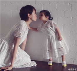 梁咏琪与女儿母女装出镜超温馨 网友大赞：美的像洋娃娃