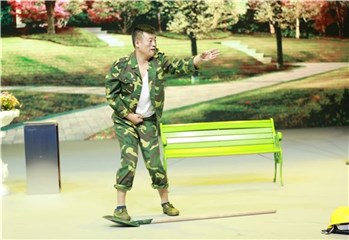 宋晓峰脚踩铁锹演绎另类“时尚”