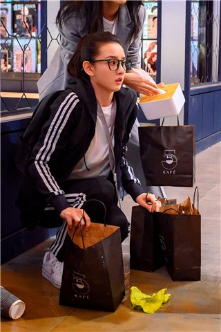 宋祖儿新剧《盛装》疑遭陷害 李娜闯祸泼上司满身咖啡