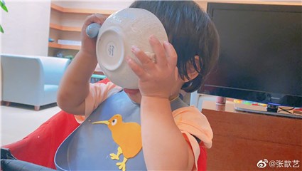 张歆艺晒儿子四坨吃饭萌照 调侃称好胃口随自己