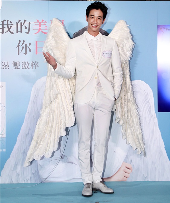 刘以豪出席护肤品活动