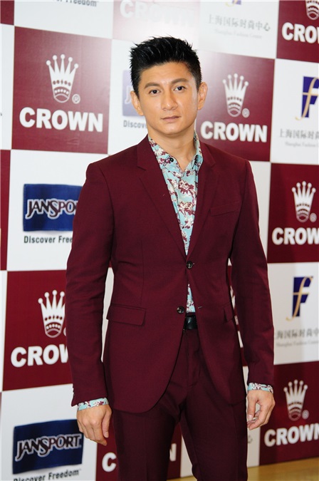 吴奇隆出席CROWN行李箱代言活动 与粉丝合影甘当「人肉背景板」