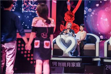 本季最后一对牵手情侣