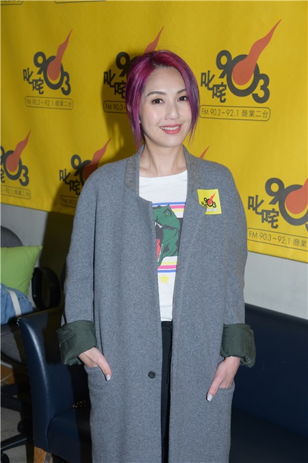 杨千嬅、林兆霞及陈逸宁为《志明与春娇》出席电台访问
