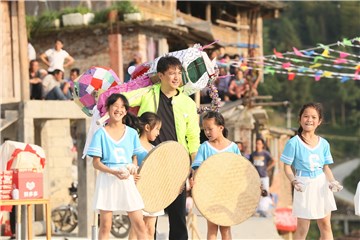 黄磊和孩子们在一起