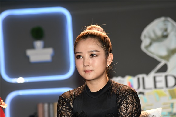 何洁首次回应离婚传闻:请给我些时间 仍相信爱情