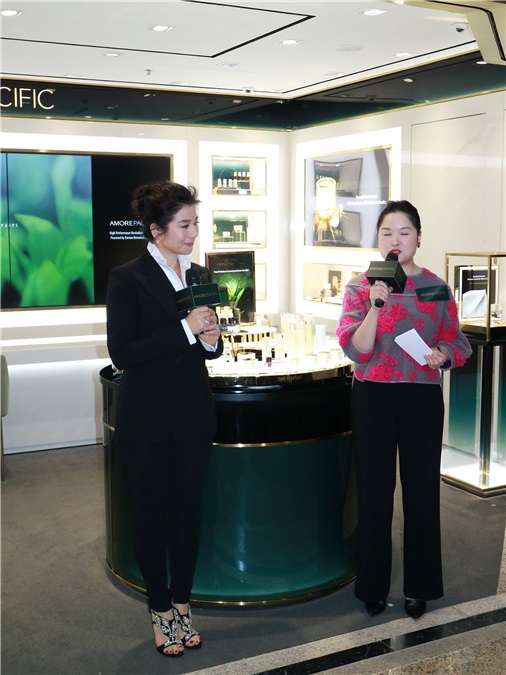 锺楚红出席时代广场AMOREPACIFIC概念店开幕活动
