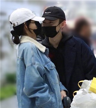 孙怡董子健迅速机场 甜蜜小两口狂撒狗粮