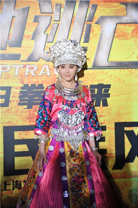 成龙《绝地逃亡》发布会「最炫民族风」跳舞卖萌 范冰冰变身「最美苗族小妹」