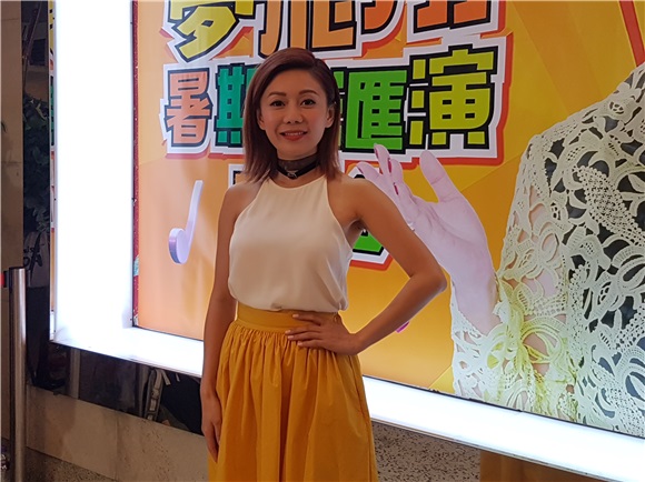 薜家燕出席艺术中心暑期大汇演
徐小鳯
现身支持