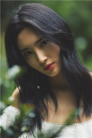 王紫璇白蕾丝短裙出席活动  花开时刻感受夏日香气