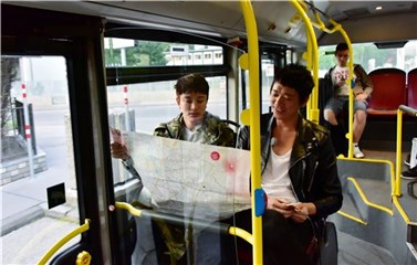贾乃亮拿反地图“戏超多”