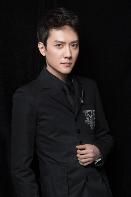冯绍峰摩登西装亮相盛典 尽显精致型男韵味