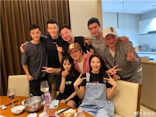 《鬼吹灯》剧组主演同框聚餐   潘粤明C位张雨绮剪刀手气氛有爱