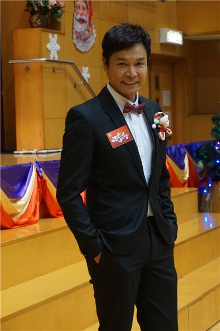 蔡少芬与郭晋安《老表3》拍摄圣诞联欢场景