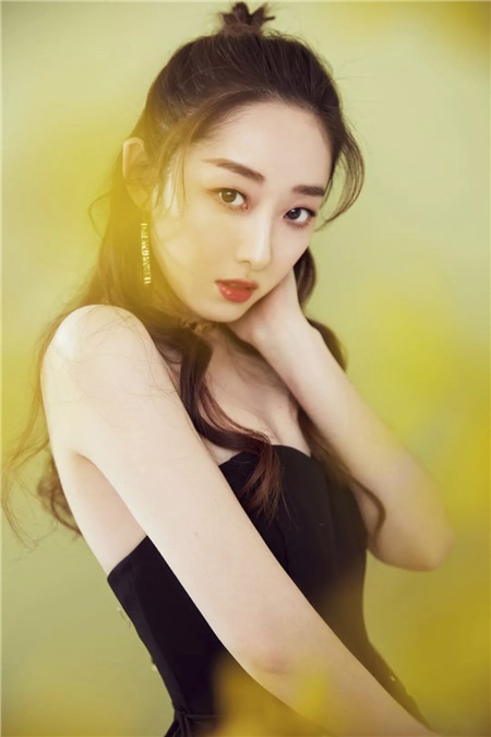 人气小花旦蒋梦婕时尚大片 娇俏灵动风格百变