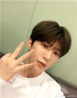 范丞丞粉丝300万福利晒可爱自拍 粉丝：每一颗星星都爱你