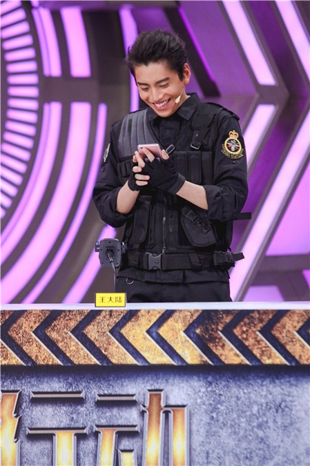 成龙《快本》集结飞虎 王凯黄子韬王大陆上演制服诱惑